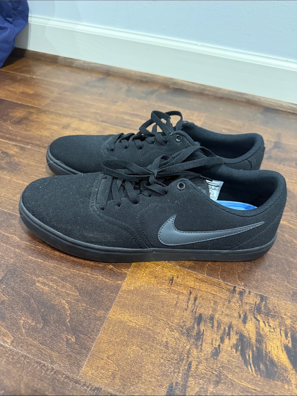 Nike Men’s Black Low-Top Sneakers with Gray Swoosh